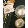 De afbeelding toont een glazen fles met een kurk, gemerkt met 'Homemade Brew' en een kaars in een glazen houder met witte stenen. De kaars heeft een label met 'Vanilla Candle'.