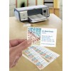 In de afbeelding is een printer te zien die visitekaartjes afdrukt. De kaartjes bevatten de naam en contactinformatie van een opticien genaamd Dr. Mark Brain. Een hand houdt een van de kaartjes vast, terwijl andere kaartjes naast de printer liggen.