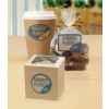 Deze afbeelding toont een koffiebeker, een zak met snoep en een doosje met wat lijkt op een gebakje, allemaal van het Radiant Planet Café.