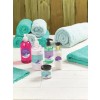 De afbeelding toont een collectie van verzorgingsproducten, waaronder handwas, lichaamslotion, gezichtswash en gezichtscrème, met enkele opgerolde handdoeken. De producten zijn kleurrijk en hebben etiketten met de naam 'Pura Beauty'.