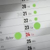 Het is een gedeelte van een kalender met de data 20 tot 26 en enkele gemarkeerde dagen. Er is ook een naam 'Peter' geschreven op de 24e.