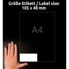 Dit is een afbeelding van een etiket met de afmetingen 105 x 48 mm, vergeleken met een hand. A4 wordt genoemd.