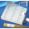 Het beeld toont een blad met verschillende labels en adressen, samen met enkele buizen. Elk label bevat namen en adressen.